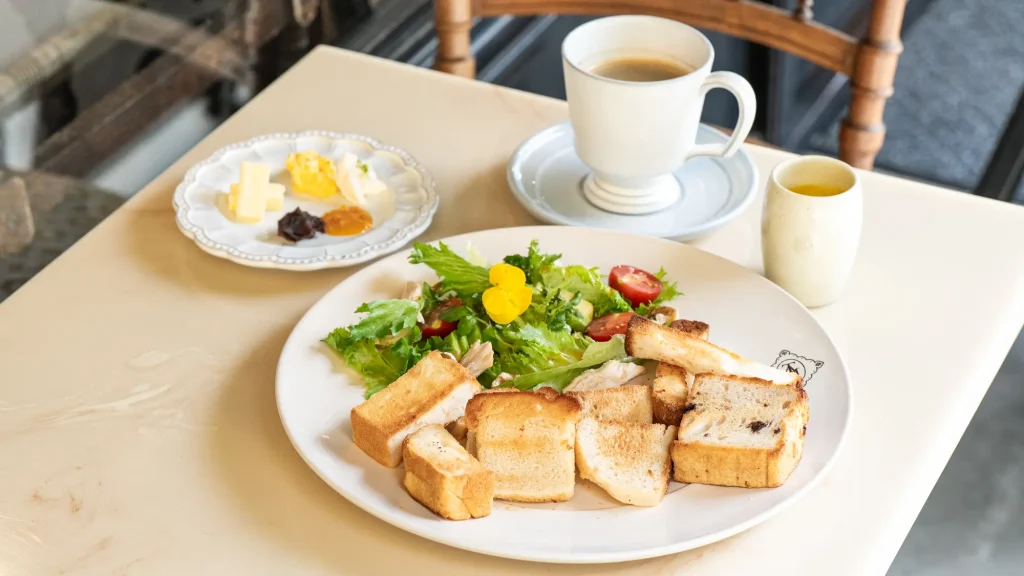 鶏胸肉とアボカドのアジアサラダランチ