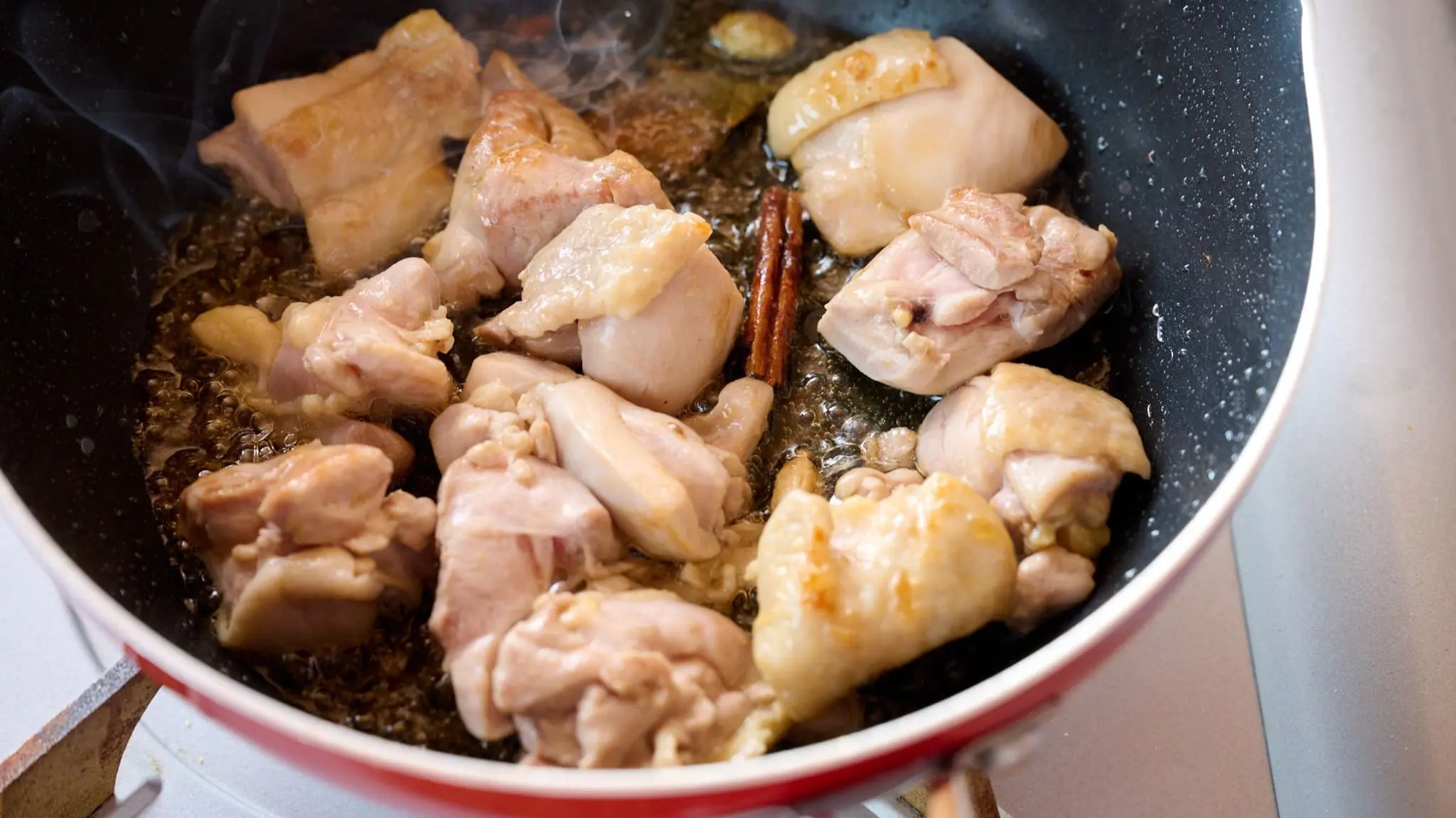 鶏肉を炒める