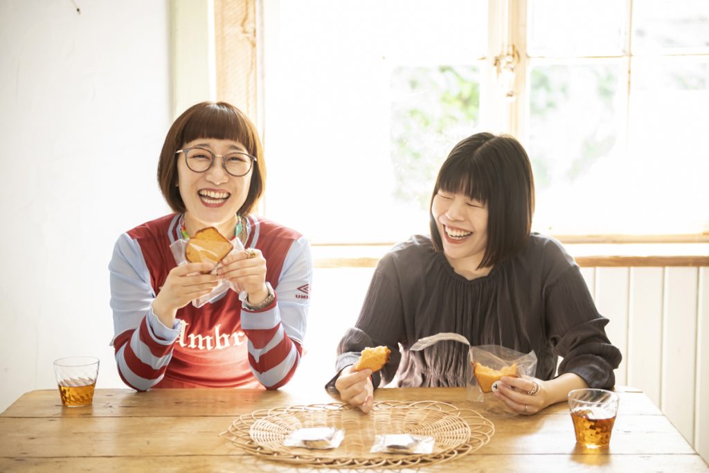 松浦さんと吉田さんが食べながら話している