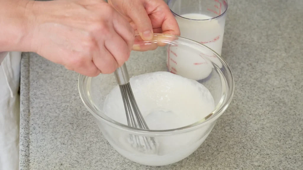泡立て器で混ぜる様子